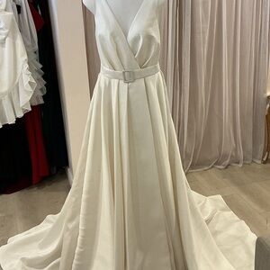 Sophisticated Cream V-Neck Wedding Dress